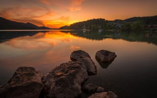 Картинка лес, небо, берег, камни, лодка, облака, закат, отражение