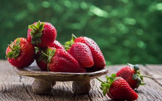 Обои ягоды, wood, strawberry, спелая, fresh, sweet, berries, клубника, красные