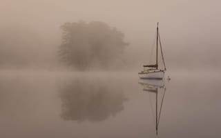 Обои туман, озеро, лодка, яхта, утро