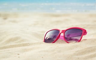 Обои песок, море, summer, лето, sunglasses, vacation, очки, beach, sand, пляж, sea, отдых