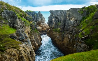 Картинка море, трава, скалы, природа, ущелье, пейзаж