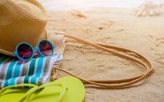 Обои песок, beach, лето, sea, море, солнце, sunglasses, summer, очки, sand, отдых, пляж, vacation, шляпа, полотенце