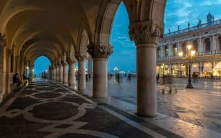 Картинка Венеция, облака, Италия, небо, дворец дожей, огни, вечер, пьяцетта, фонарь