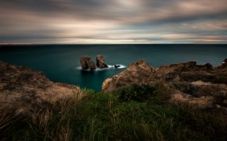 Картинка море, трава, природа, пасмурно, берег, облака, пейзаж, скалы
