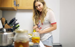 Картинка Elizabeth Olsen, кухня, фотосессия, дома, 5-Minutes With Franny