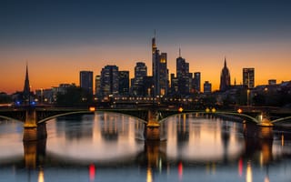 Картинка небо, ночь, река, мост, отражение, город, огни, здания
