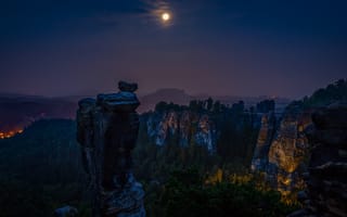 Картинка лес, пейзаж, скалы, горы, ночь, природа, луна, темнота