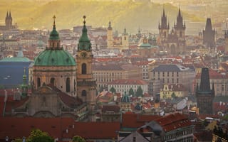 Картинка город, Чехия, архитектура, старинная, крыши, башни, вид с высоты, Прага, храмы, здания, красота, туман, утро, история, дома, дымка