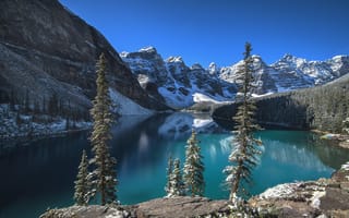Картинка Moraine Lake, снег, горы, лес, небо, облака, скалы, деревья, озеро, Banff National Park, Альберта, Канада