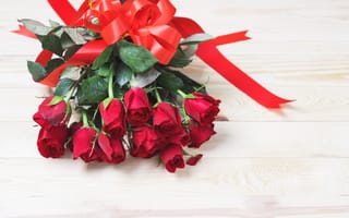 Обои цветы, розы, бант, roses, bud, красные, flowers, romantic, бутоны, red, wood, лента, букет