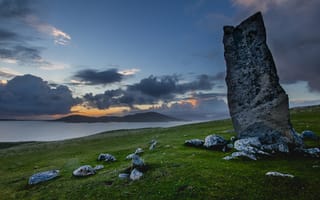 Картинка море, поле, горы, небо, облака, холмы, камни, тучи