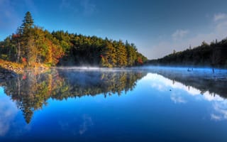 Картинка небо, осень, лес, деревья, озеро, туман, утро