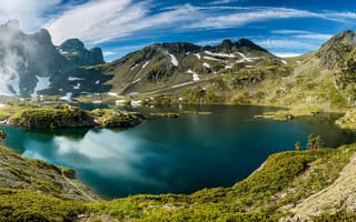 Картинка небо, трава, туман, облака, озеро, солнце, горы, камни