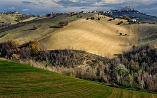Картинка Италия, город, поля, деревья, дома, небо, холмы, осень