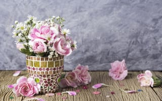 Обои цветы, розовые, romantic, лепестки, ведро, beautiful, pink, flowers, vintage, wood