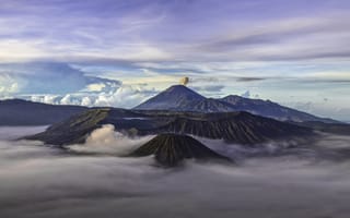 Обои Индонезия, дымка, вулкан, Бромо, Ява, облака, небо, горы