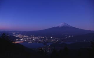 Картинка Япония, город, вечер, Фудзияма, гора, огни, небо, озеро