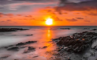 Картинка море, солнце, закат, блики, облака, свет, камни, оранжевый