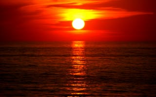 Картинка закат, белое, море, алое, облачность, жёлтое, вода, солнце, оранжевое