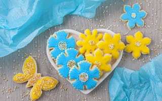 Картинка flowers, сердце, тарелка, выпечка, сахар, сладкое, blue, бусинки, бабочка, цветы, sweet, heart, печенье, глазурь, cookies