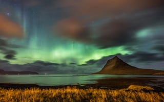 Картинка море, небо, горы, тучи, звезды, облака, трава, ночь