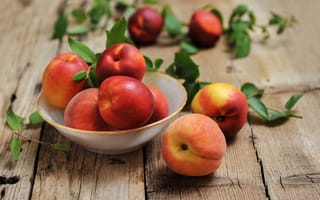 Картинка листья, доски, фрукты, тарелка, персики, боке