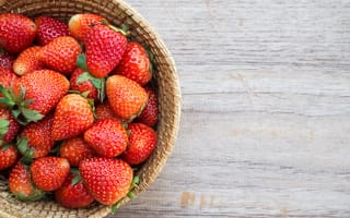 Обои ягоды, berries, strawberry, красные, wood, клубника, спелая, fresh, sweet