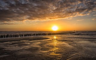 Картинка песок, море, свет, пляж, солнце, небо, облака, закат