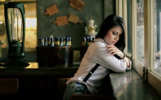 Картинка девушка в кафе, окно, бутылки, рубашка