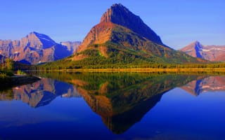 Картинка glacier national park, отражение, осень, лес, горы, США, озеро, Монтана, небо