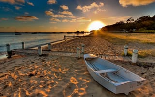 Картинка лодка, вода, солнце, закат, берег, песок
