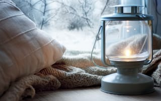 Обои керосиновая лампа, подушка, снег, уют, свеча, зима, окно, плед