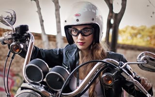 Картинка кожаная куртка, девушка, лицо, мотоцикл, шлем
