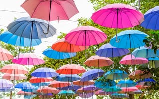Обои лето, зонтики, flying, небо, зонт, rainbow, umbrella, colors, colorful, summer