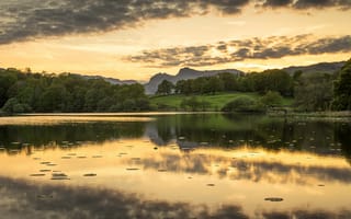 Картинка лес, лето, горы, закат, деревья, небо, облака, листья