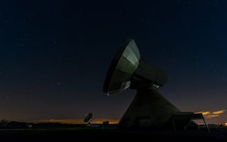 Картинка поле, космос, две, облака, темнота, пейзаж, антенна, ночь