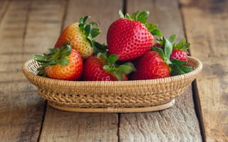 Обои ягоды, sweet, корзинка, клубника, спелая, strawberry, wood, busket, красные, fresh, berries