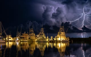 Картинка ночь, яхты, молния