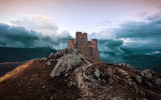 Картинка небо, облака, замок, высота, камни, горы, холмы, туман