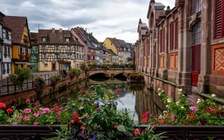 Картинка Кольмар, цветы, канал, дома, небо, фахверк, Франция, мост