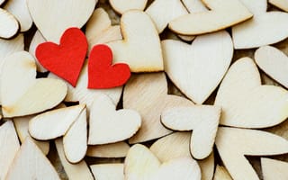 Обои любовь, red, romantic, сердце, hearts, love, wood, дерево, сердечки