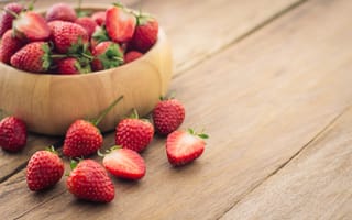Картинка ягоды, berries, strawberry, спелая, sweet, клубника, fresh, wood, красные