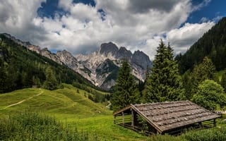 Картинка крыша, зелень, лес, горы, деревья, лето, небо, облака