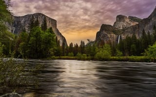 Картинка лес, лето, река, облака, скалы, небо, деревья, горы