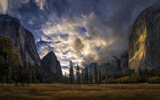 Картинка Yosemite National Park, осень, облака, скалы, деревья, горы, Сьерра-Невада, небо, США