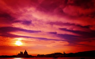 Картинка Венеция, закат, Италия, облака, канал, зарево, дома, небо, собор, город