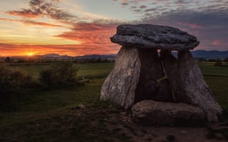 Картинка поле, небо, пейзаж, закат, горы, солнце, камни, природа