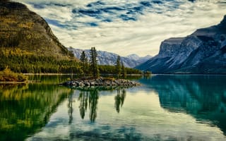 Картинка banff national park, пейзаж, горы, Минневанка, остров, Канада, осень, озеро, Альберта, деревья