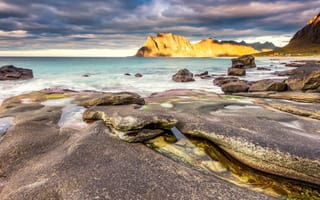 Картинка море, волны, небо, горы, облака, пейзаж, желтый, пляж