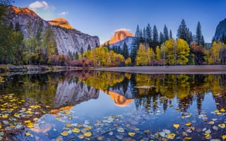 Картинка деревья, лес, США, Калифорния, река, национальный парк, небо, день, осень, горы, голубое, облака, листва, отражение, Йосемити